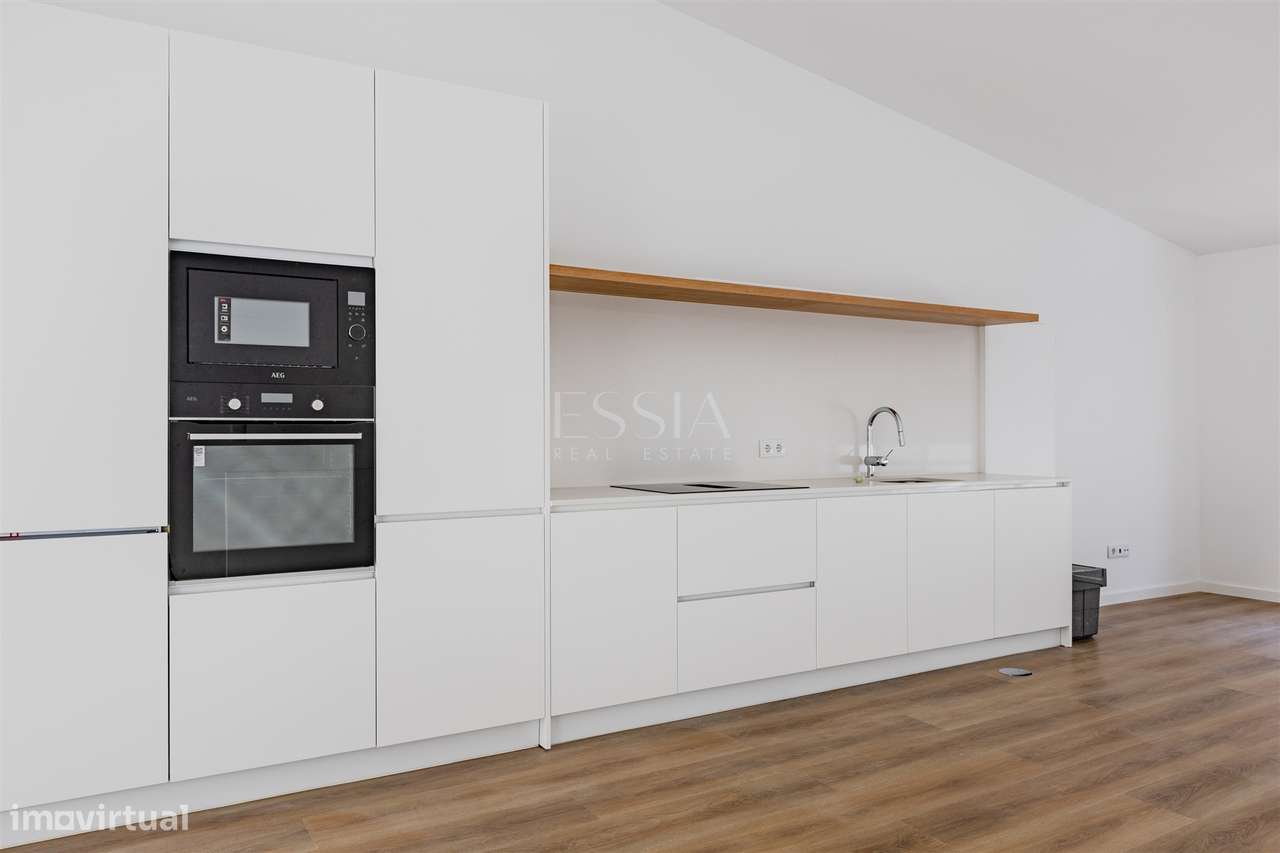 Marquês | Moradia Triplex T3+1 com 2 Garagens e Varandas-1