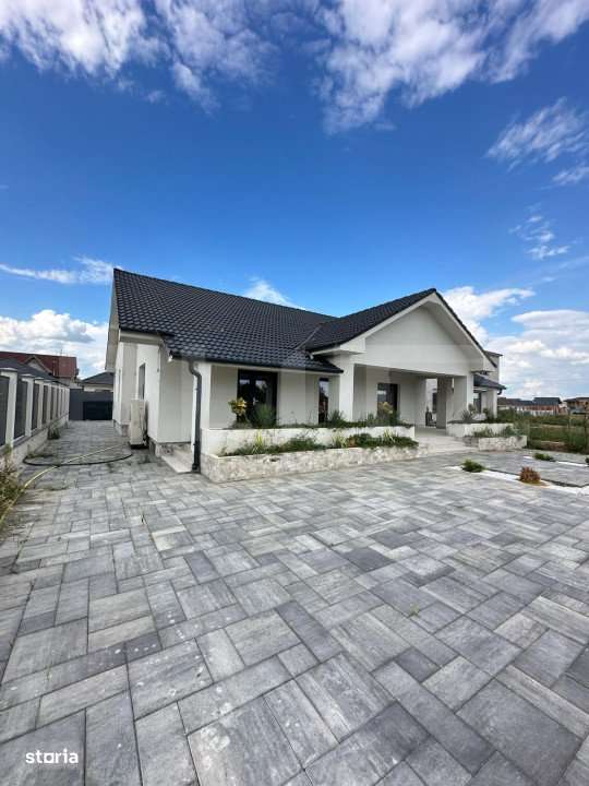 Casa cu 4 dormitoare, 4 bai si 2 bucatarii, terasa si beci  de vanzare - Imagine principală: 4/18