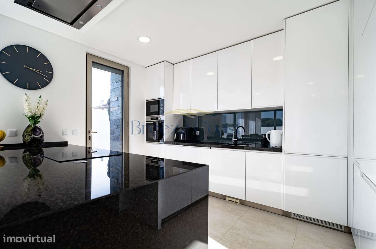 Moradia T4+1 de luxo com elevador-31