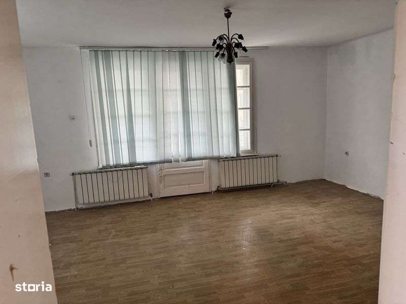 Casa de vanzare - Imagine principală: 4/8