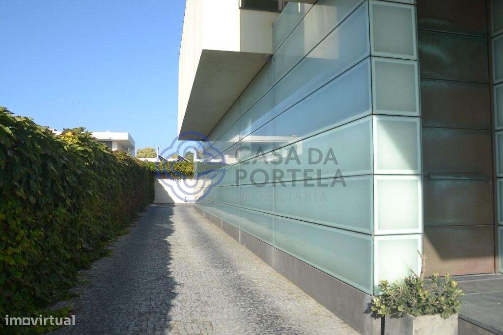 Moradia T4 + 2 com piscina interior de 4 frentes, na praia de Valadare - Grande imagem: 4/52