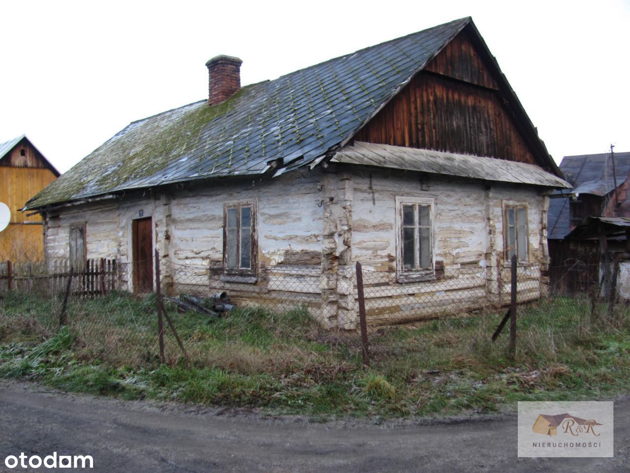 Mały drewniany dom na działce 15ar
