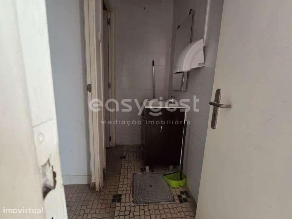 Lojas Centro do Barreiro - Avenida Alfredo da Silva - Grande imagem: 5/13