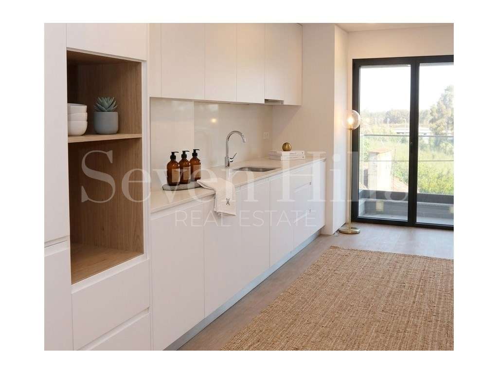 Apartamento T3 com Varanda e vista para a Ria - Esgueira-0