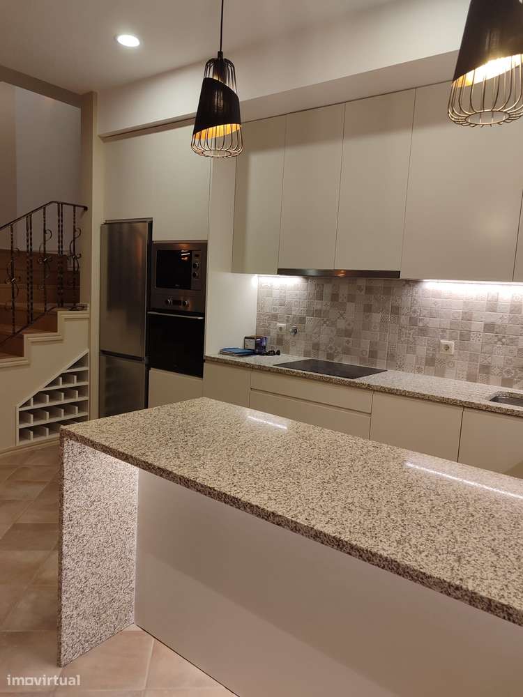 Excelente Moradia  2 frentes + Garagem + Terraço c/ Barbecue + Jardim-3