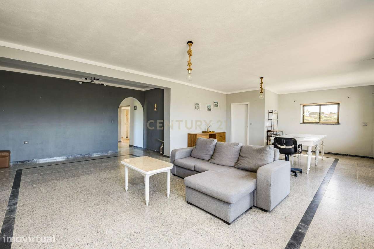 Moradia com Terreno Amplo e Vista Mar na Carvoeira-35