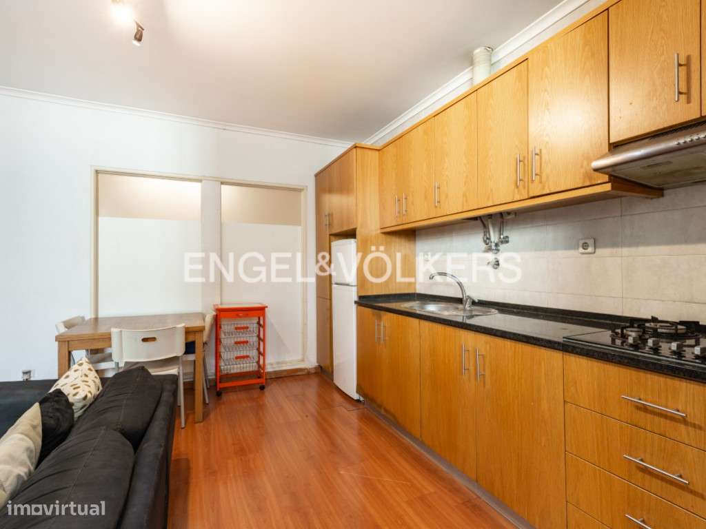 T2 com logradouro em total renovação em Campolide - Grande imagem: 5/26