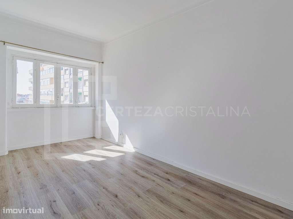 Apartamento T2 com logradouro no coração de Almada-9