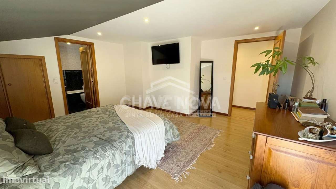 Apartamento T2 Duplex Renovado com Terraço, Garagem Box e 3 WC-13