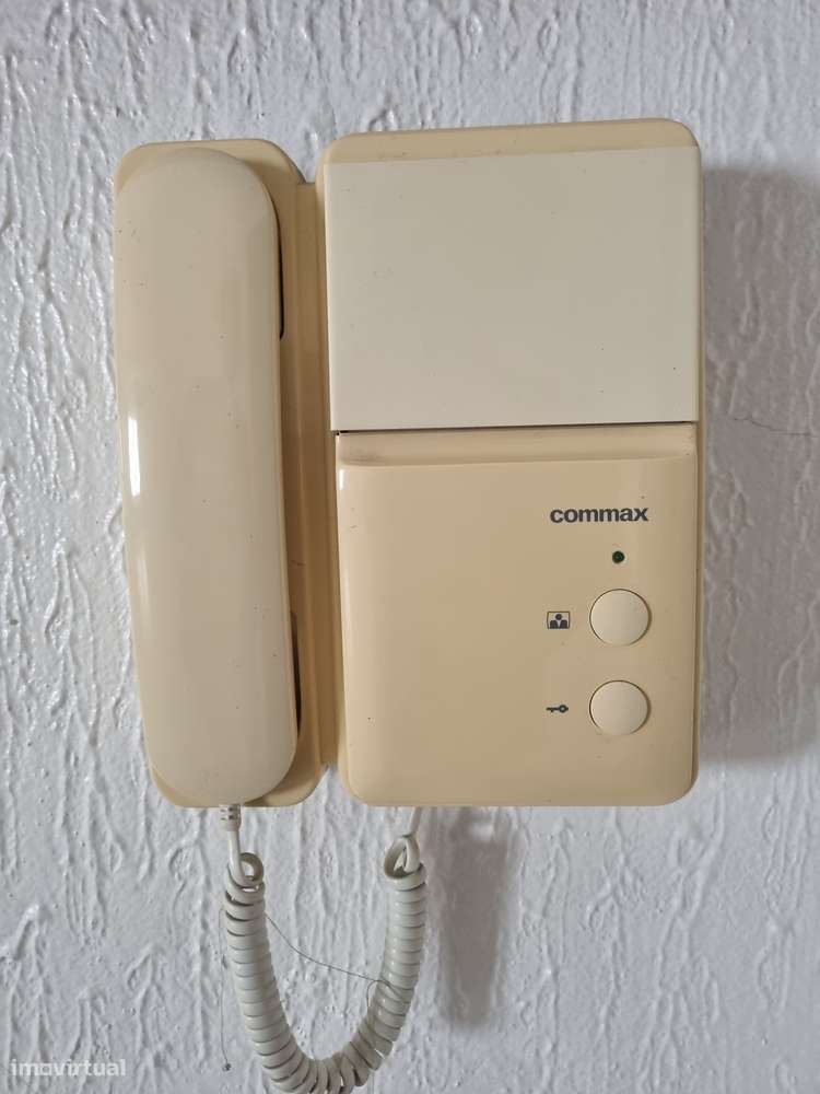 Escritório com Potencial para Loft T1/T2 junto à Estação-8