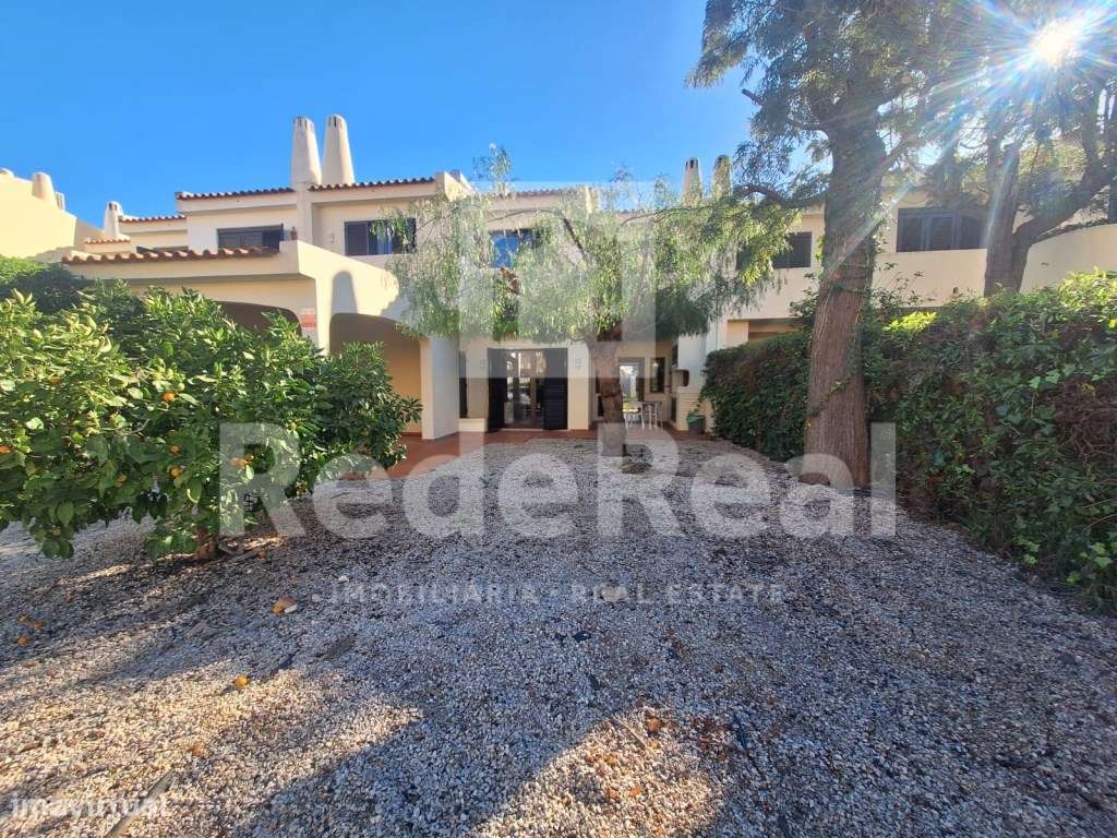 Moradia T3 + 1 com Boas Áreas em Lote de 300 m² - Centro de Albufeira-0