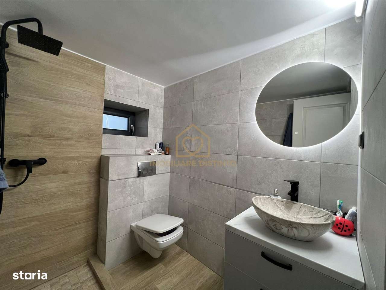 Casa de vanzare cu 5 dormitoare recent renovata - Imagine principală: 5/16