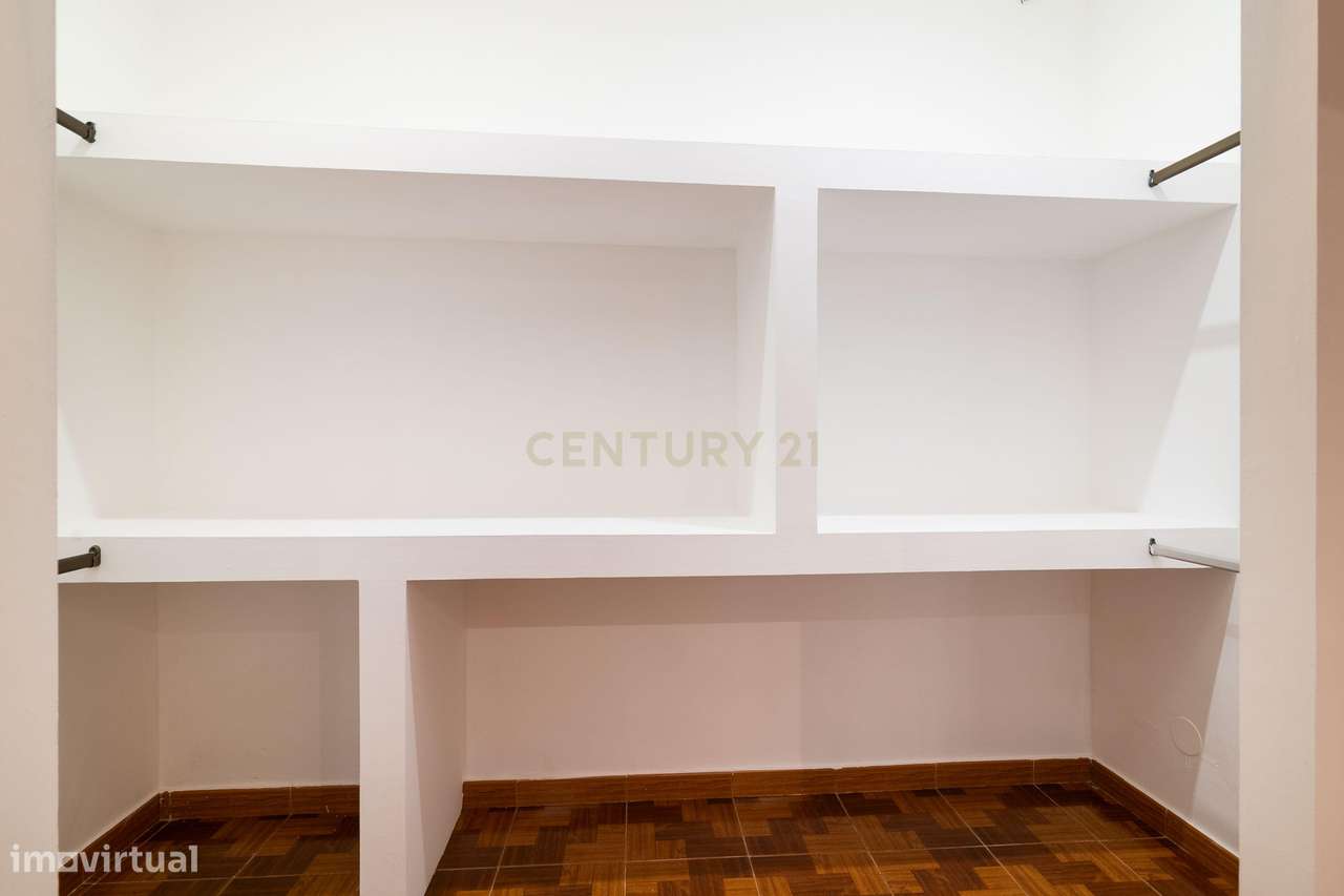 Apartamento T2+1 com Terraço no Centro de Odivelas-13