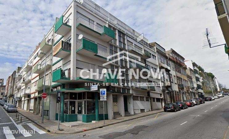 Prédio com 5 pisos no Centro do Porto - Grande imagem: 1/3