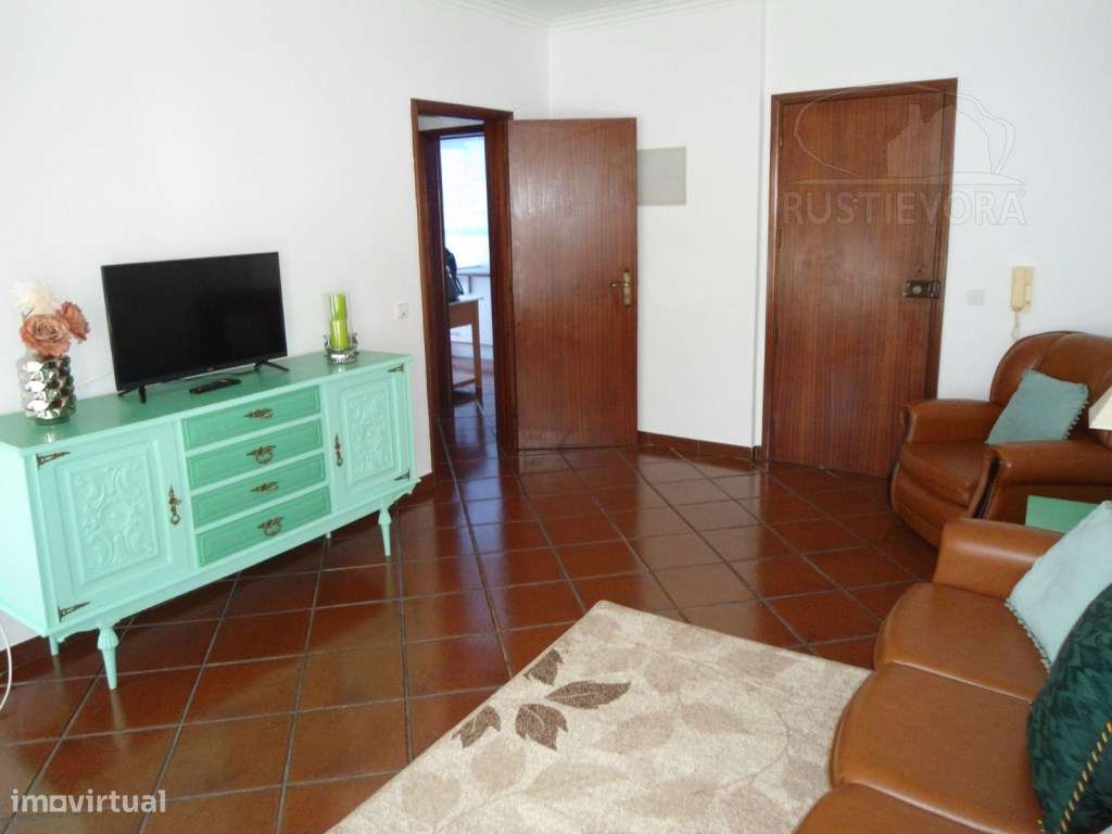 Apartamento de 1º andar, composto por duas assoalhadas ( T1 ). Tota... - Grande imagem: 2/28