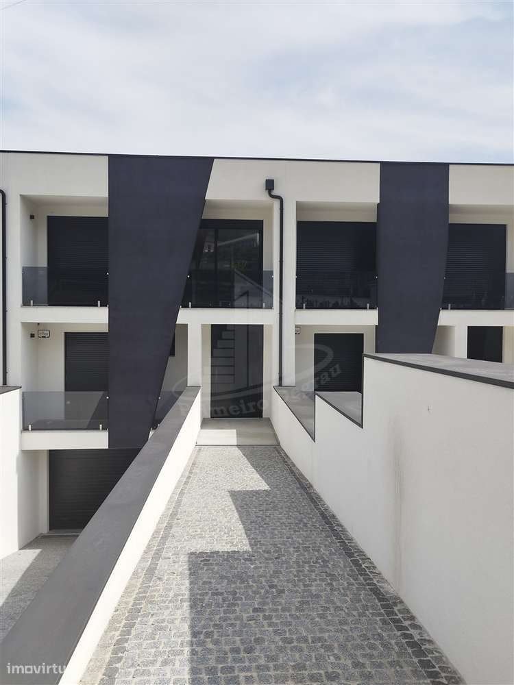 Moradia em banda em Santa Lucrécia-0