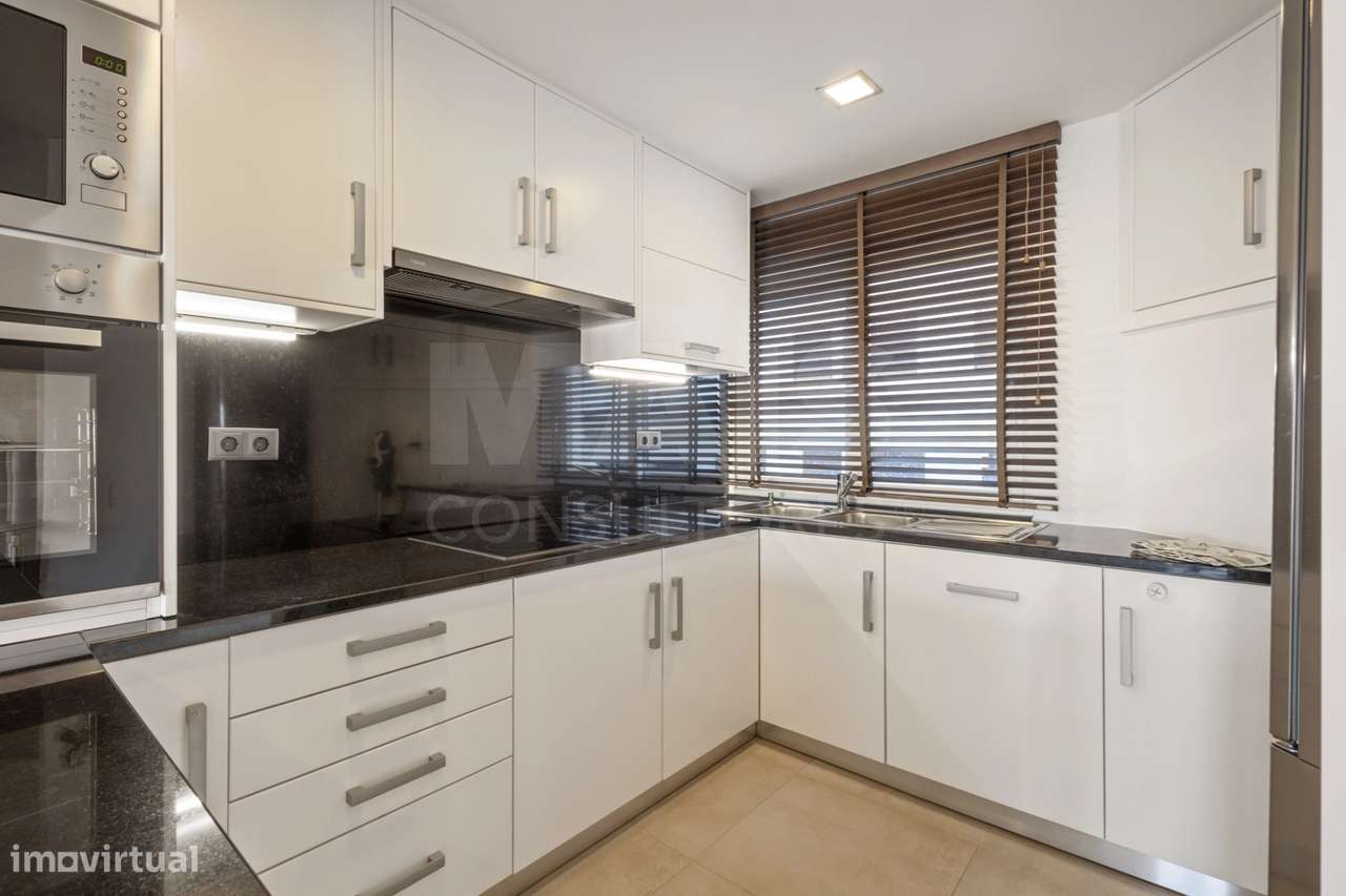 Apartamento T4 com terraço e vista mar na Praia da Areia Branca - Grande imagem: 5/31