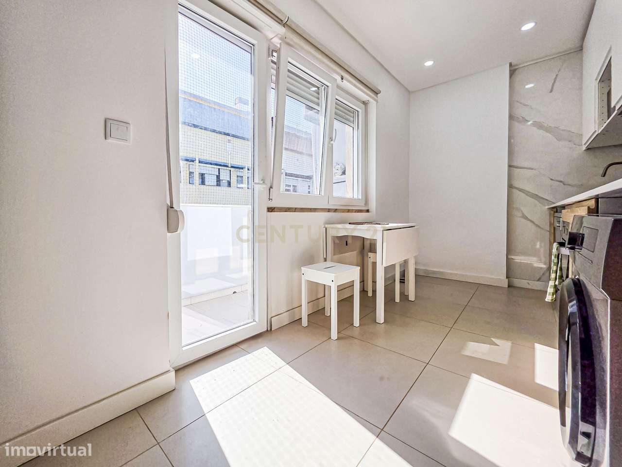 Apartamento Renovado com três Frentes em Verderena, Barreiro-11