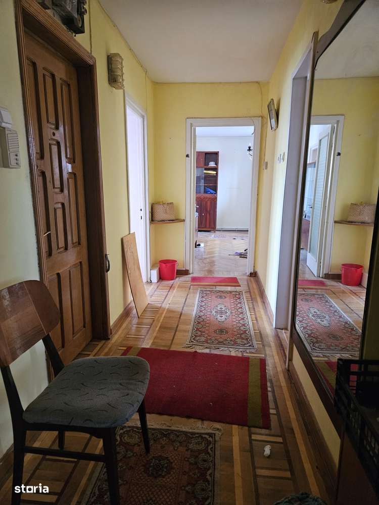 Central-Vand apartament cu 3 camere, balcon si boxa-0