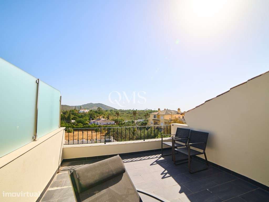 Duplex contemporâneo de três níveis em Santa Bárbara de Nexe, Algarve-5