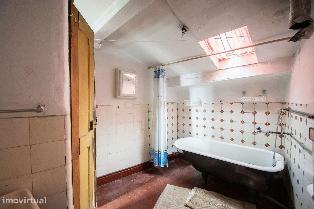 Prédio na emblemática Rua do Quebra Costas, no centro histórico de Coi-38