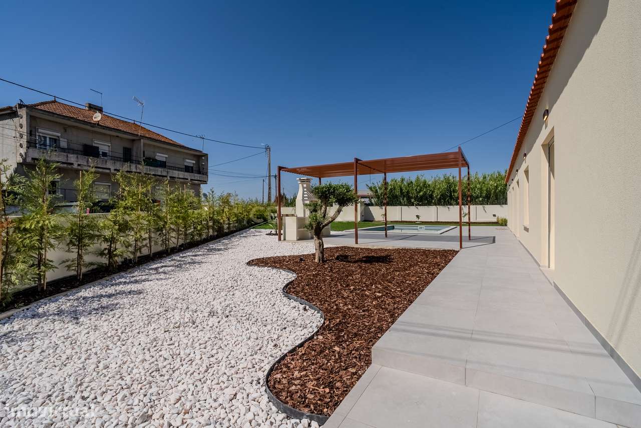 Moradia Térrea T4 totalmente renovada, com piscina, espaço exterior e-32