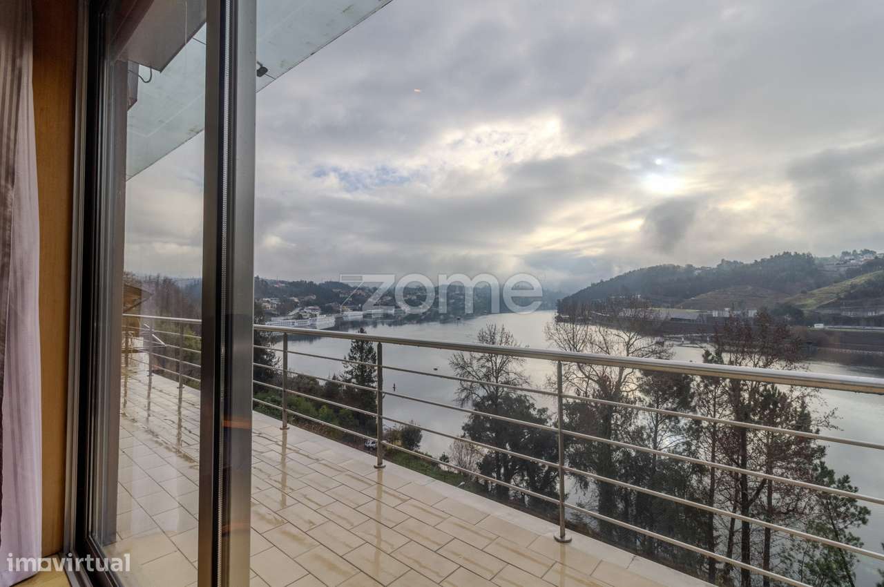 Moradia T3 | 3 Suítes e Piscina com Vista Rio-26