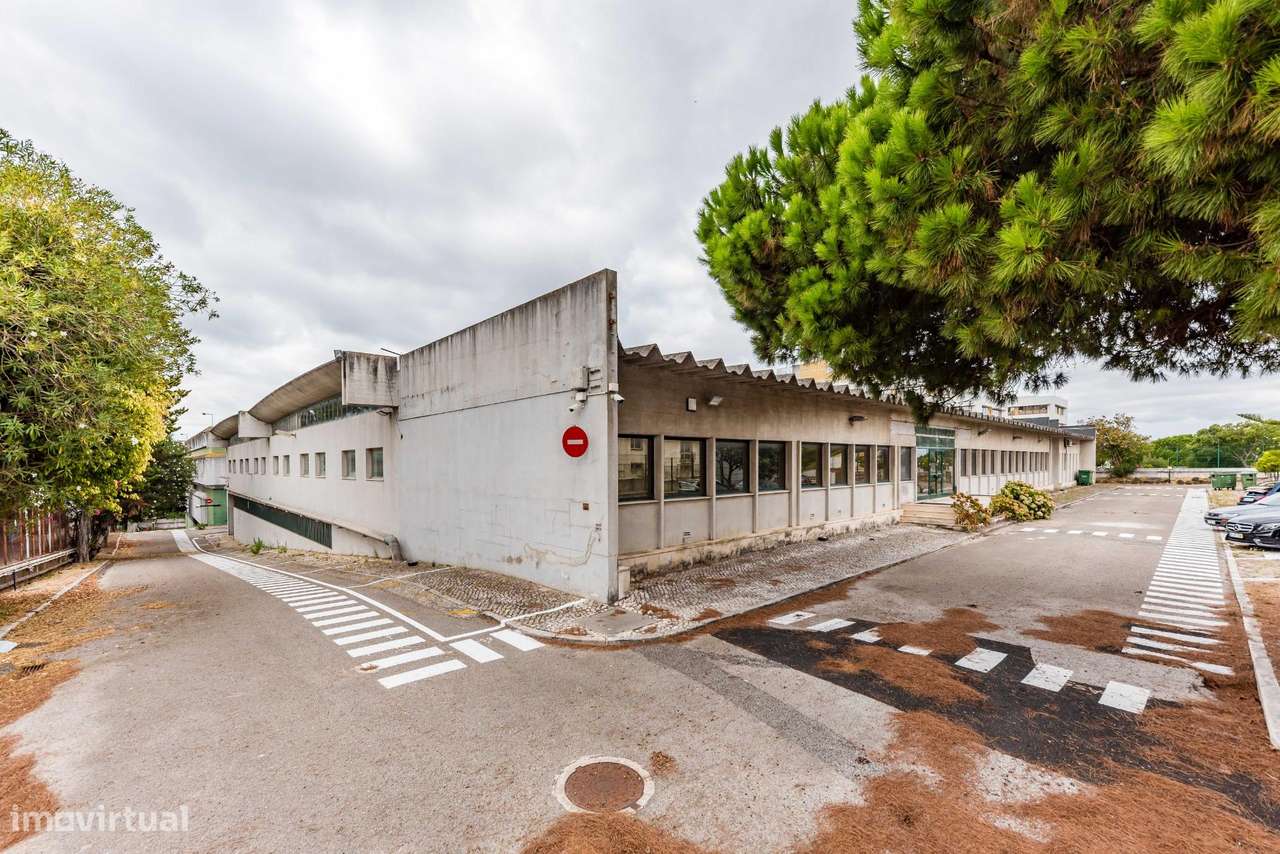 Armazém com 3 Pisos e Grande Lote de Terreno em Carnaxide-13