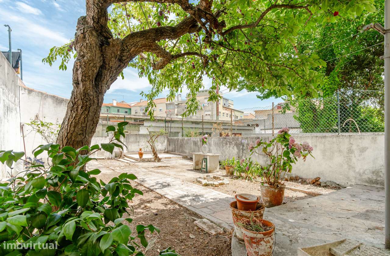 Espaçoso T2 com Jardim em Localização Central em Almada-24