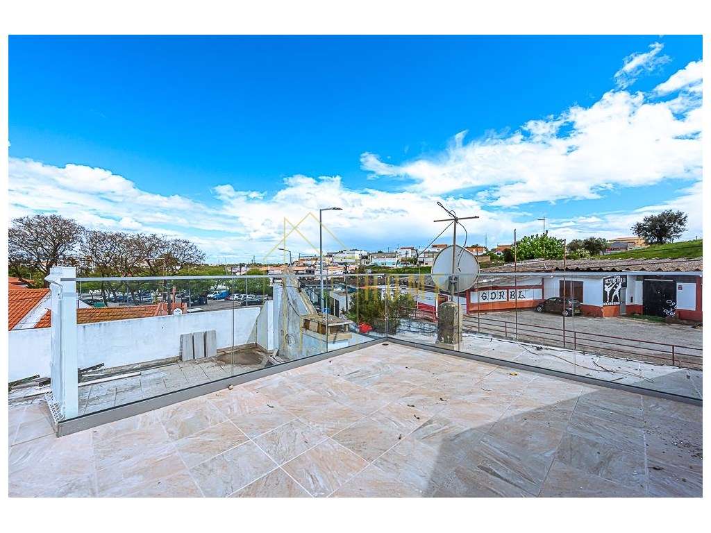 Fantástica moradia T2 com quintal em Setúbal-17