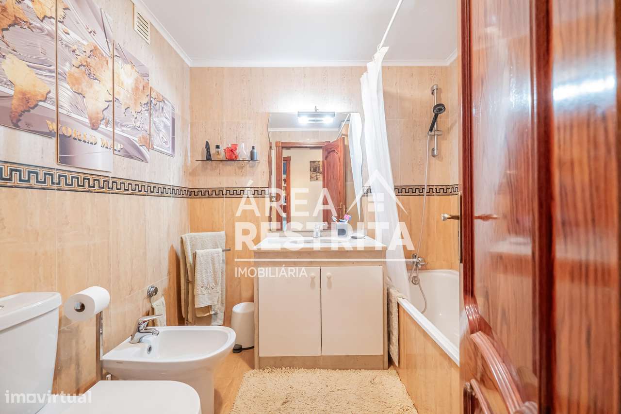 Apartamento T3 com parqueamento e elevador nos Fidalguinhos, Barreiro-24