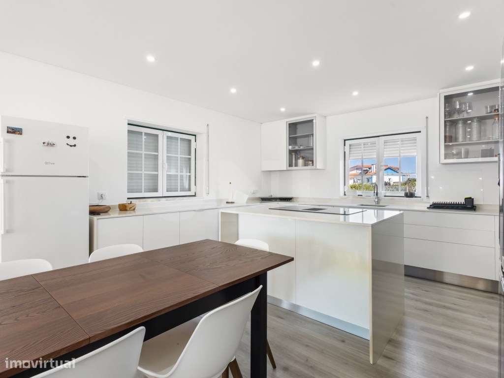 Moradia Geminada T4 a 3 minutos de Santa Cruz - Grande imagem: 4/53