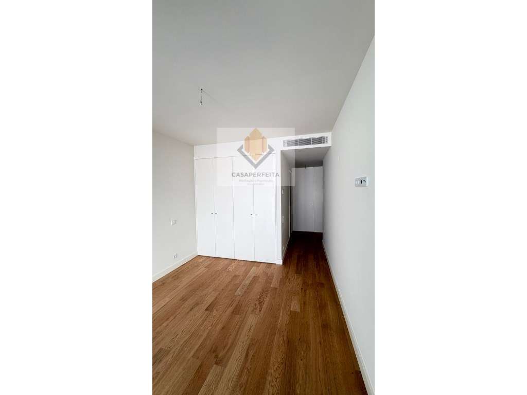 Apartamento T2 Novo com Varanda e Lugares de Garagem - Frente ao Ri... - Grande imagem: 4/8