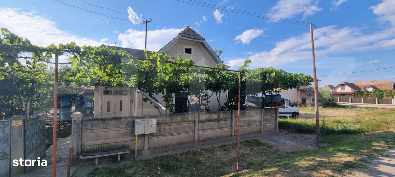 Casa cu 3 camere, anexe, curte si gradina