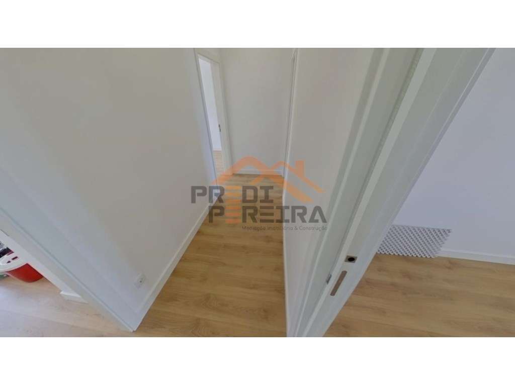 Apartamento T3, localizado em Santo António dos Cavaleiros.-20