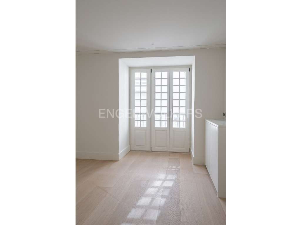Elegante e luxuoso apartamento T2, junto à Av. da Liberdade-22