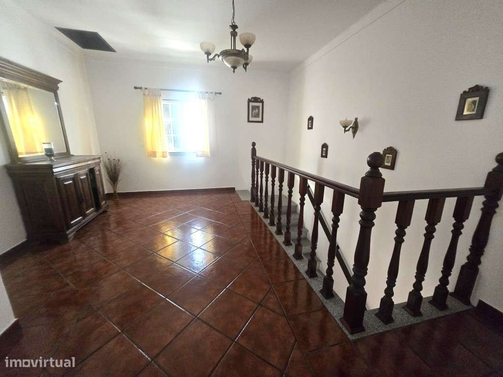 Moradia Isolada, T5, com garagem, na Vila de Redondo-12