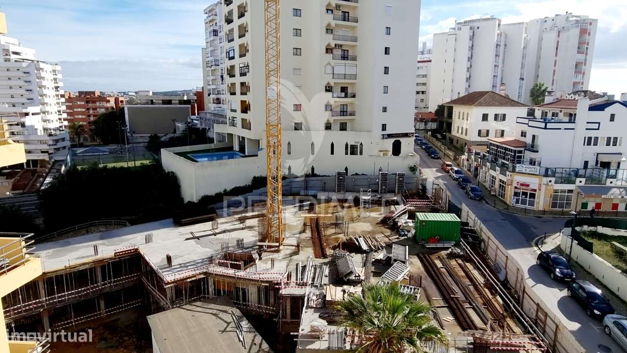 Novo T2+1 de Luxo com Terraço e Garagem na Praia Rocha - Grande imagem: 2/34