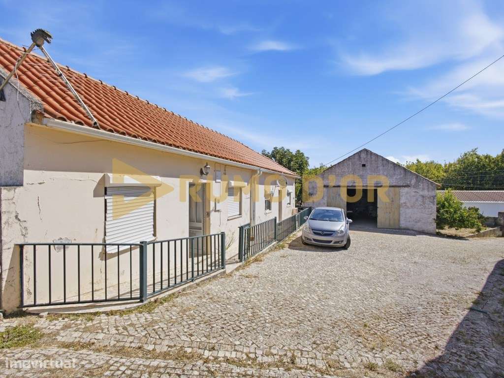 Quinta com 3 moradias e 3 garagens em Abrigada-23