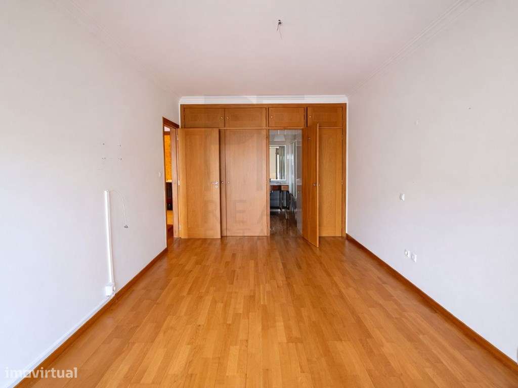 Excelente T3 com suíte, 3 varandas e garagem box em Cascais-28