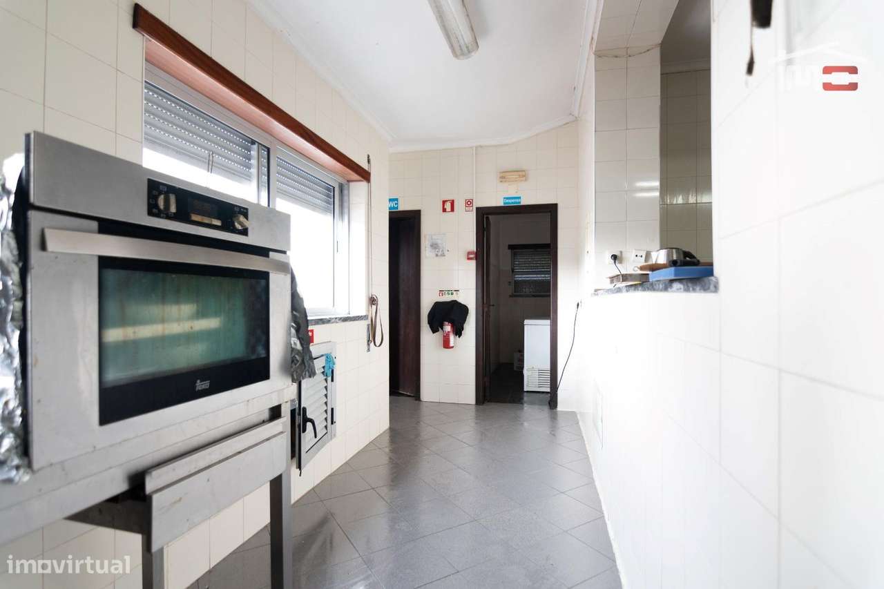 Prédio com 2 apartamentos e um restaurante - Grande imagem: 4/39