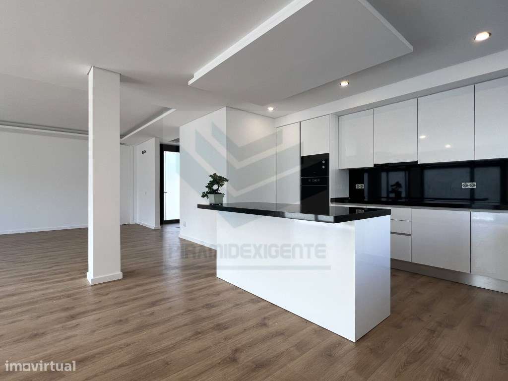 Ampla Moradia T4 em Azeitão: 72m² Open Space, 3 Suítes-10