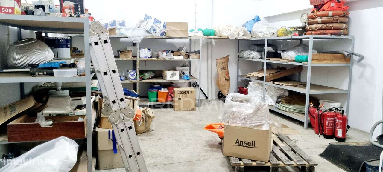 Armazém com Escritórios e Sala de Reuniões – 832 m² | Parchal - Grande imagem: 5/23