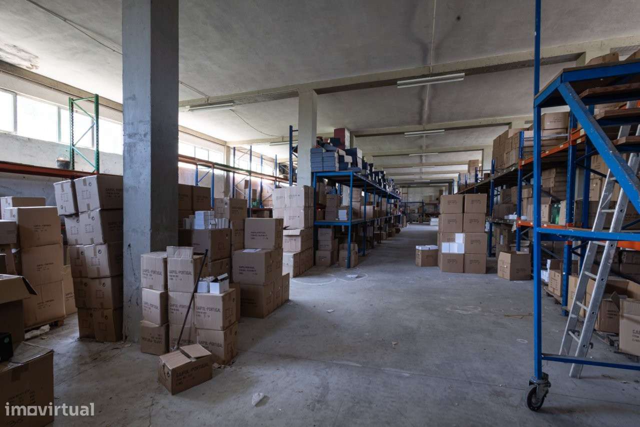 Armazéns com uma área de 5.270m2, em terreno com 14.000m2.-16