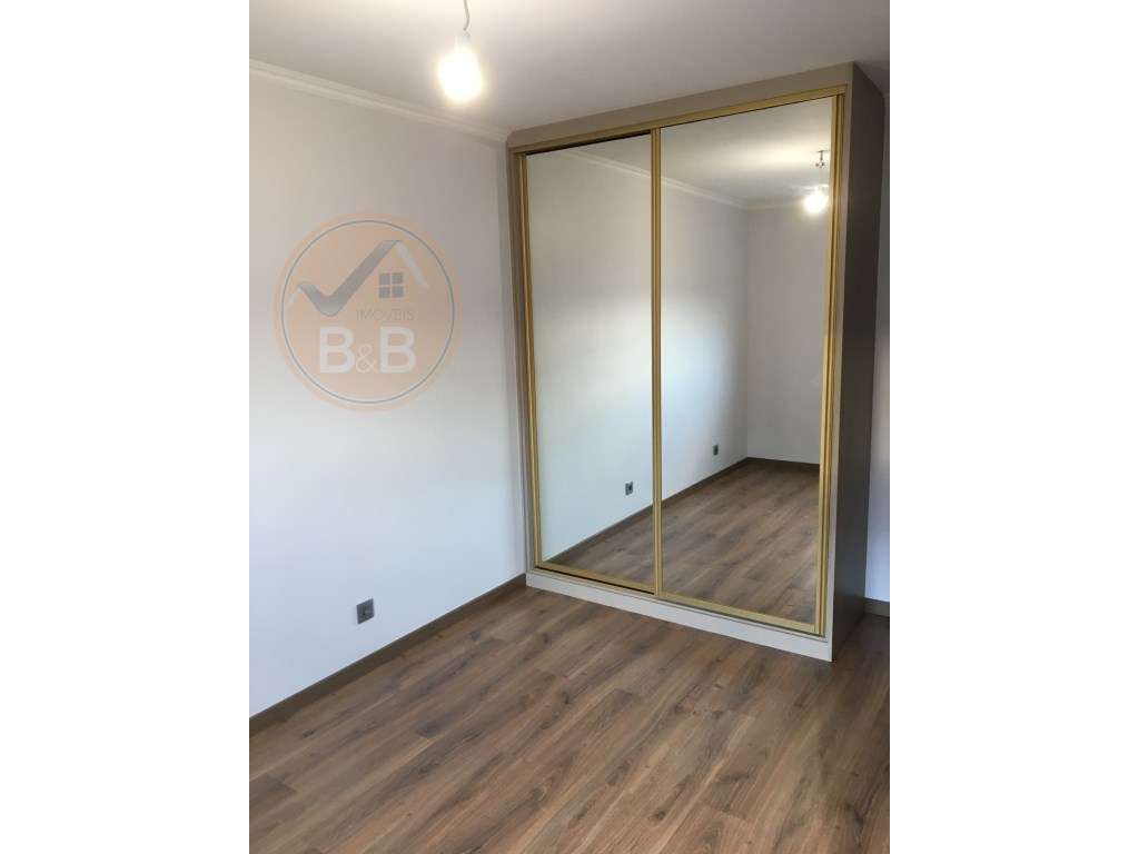 Apartamento T3 com garagem em Valbom-13