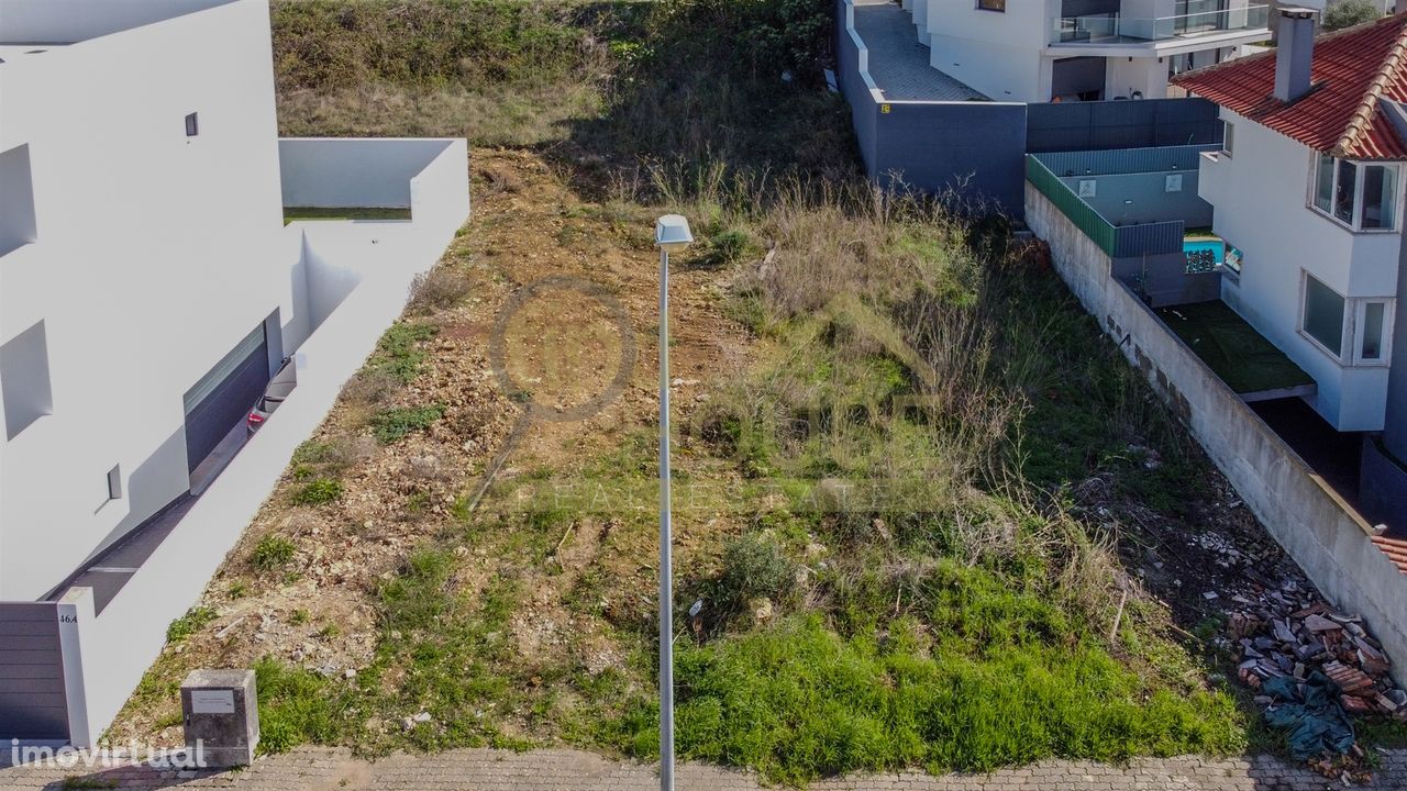 Vende-se Lote de terreno para construção De Moradia Unifamiliar em Por