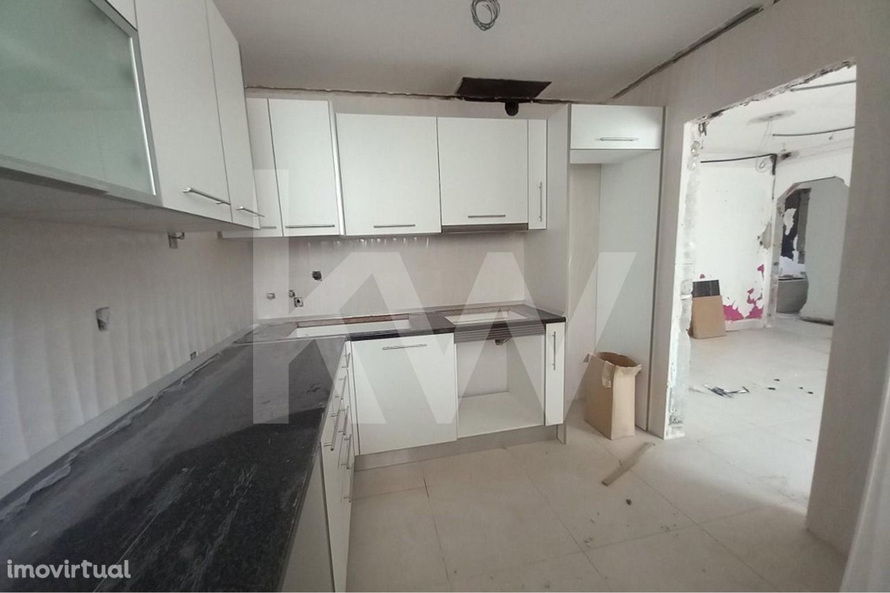 Apartamento de 5 Assoalhadas  | T4  |  em Fase de Remodelação Total  |