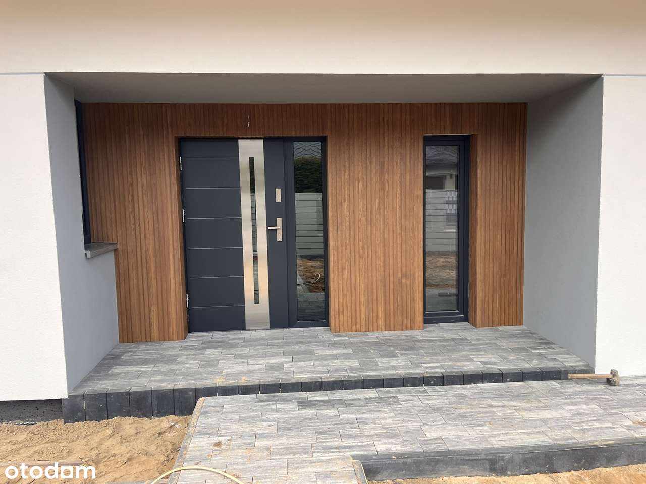 Nowoczesny dom parterowy z podwójnym garażem w zacisznej okolicy - Pełny obrazek: 5/16