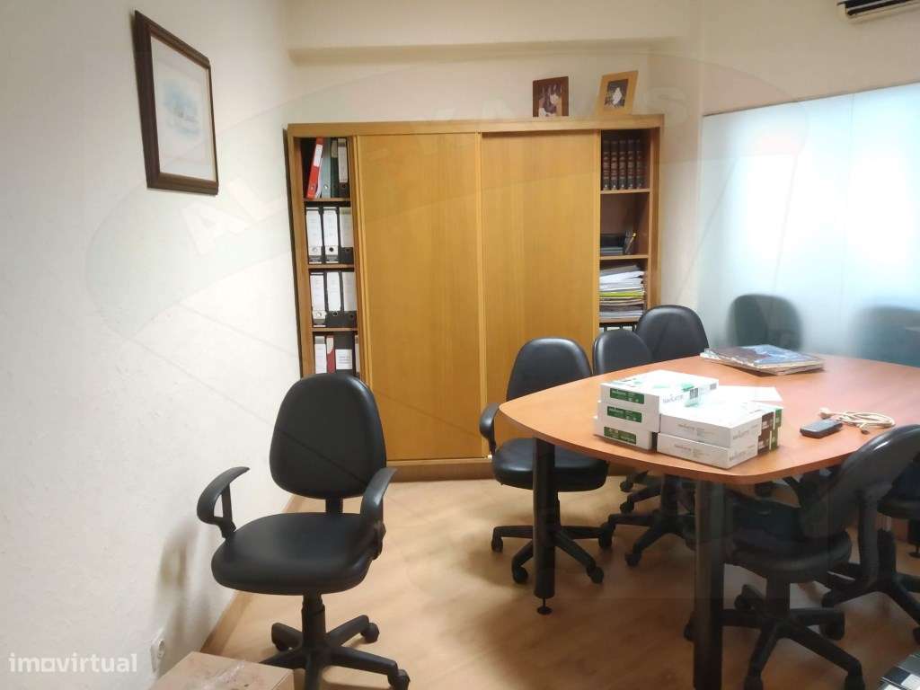 Escritório na Amadora, junto ao Parque Delfim Guimarães, CGD - Grande imagem: 5/17