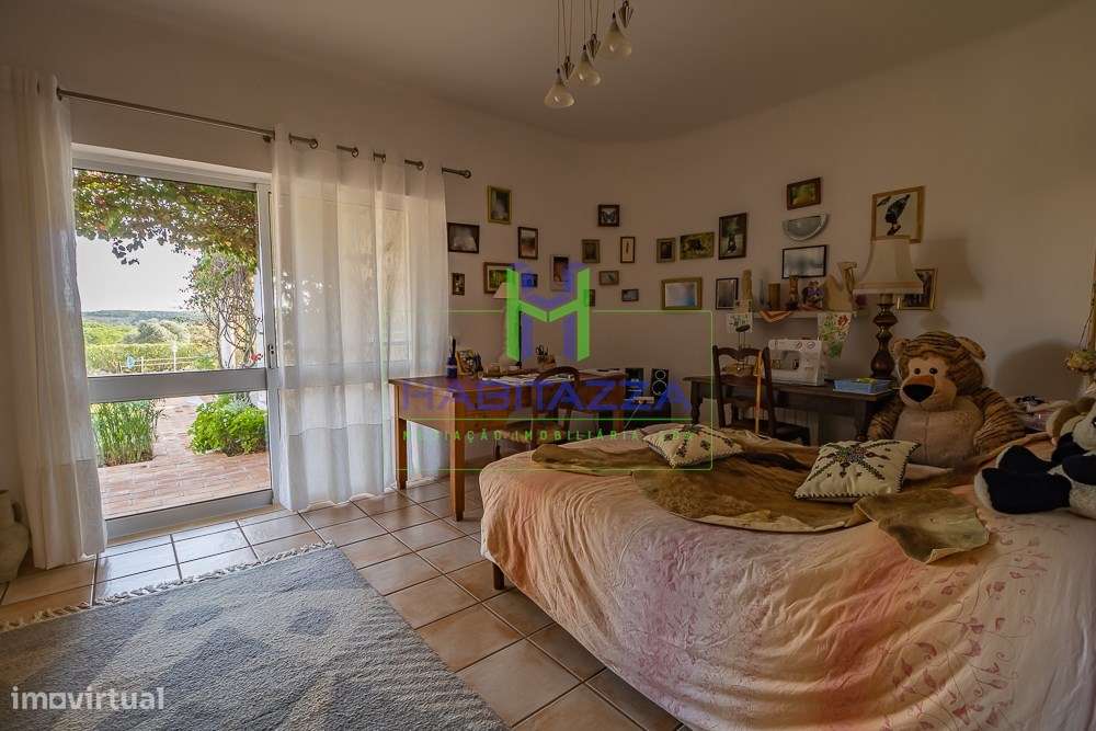 Fantástica Moradia Térrea T3+1, com piscina, grande jardim, e garagem,-58